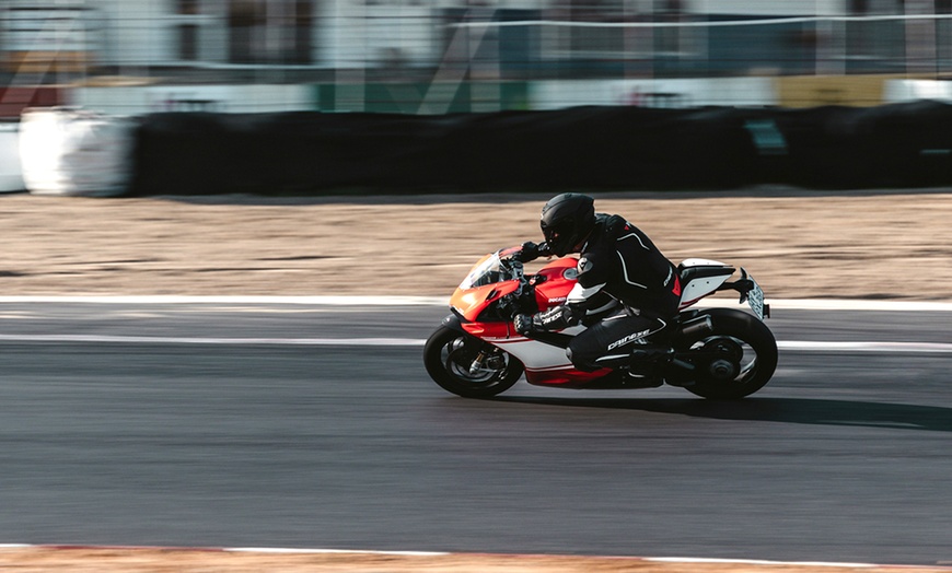 Image 6: MotoGP Catalunya: entrada pelouse de 3 días y 2, 3 o 4 noches de hotel