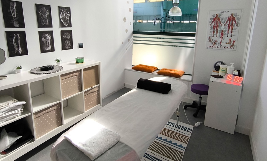 Image 2: 1 o 3 sesiones de masaje de tipo reparador para 1 persona