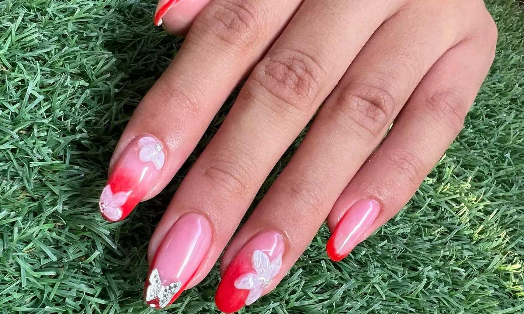 Manicura y pedicura con esmaltado normal o semipermanente