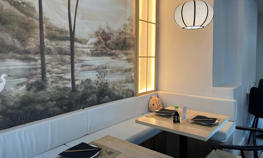 Image 6: Menú de sushi con piezas a elegir y bebidas para 2 o 4 personas