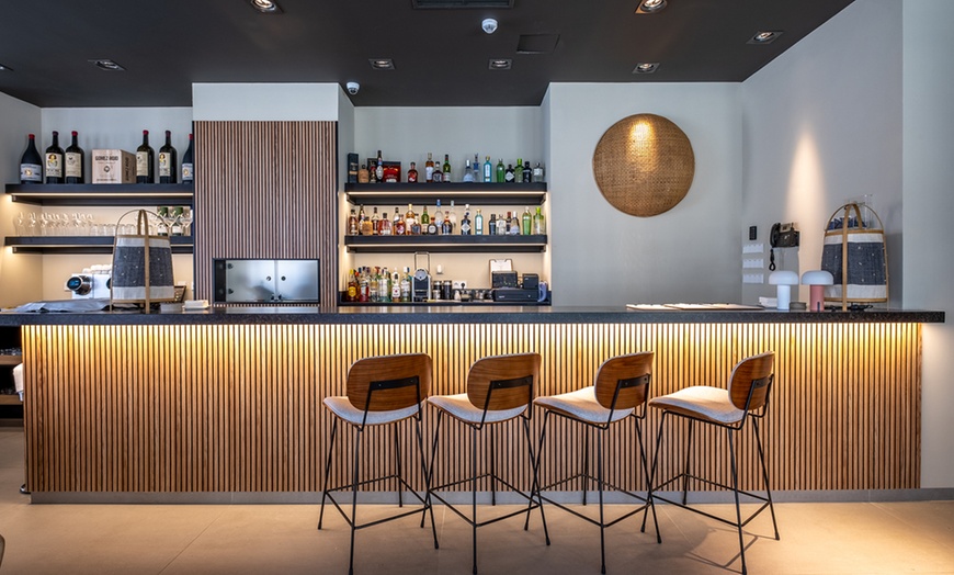 Image 4: Menú de cena gourmet con 4 pases y vino para 2 o 4 al lado de la playa