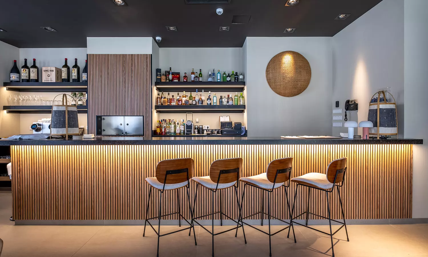 Menú de cena gourmet con 4 pases y vino para 2 o 4 al lado de la playa