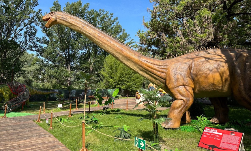 Image 1: Całodniowe bilety wstępu dla 1 osoby lub rodziny do parków DinoWorld