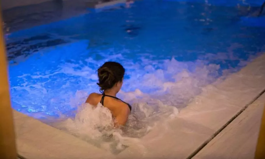 Image 1: Acceso spa con opción a masaje para 2 personas