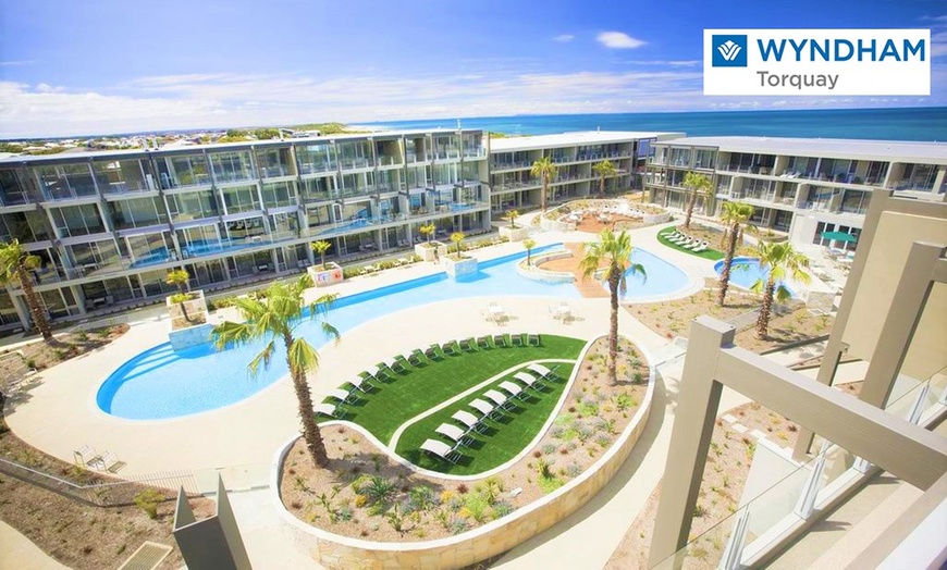 Image 2: Torquay: Pool View Stay for 2 + Welcome Drink at Wyndham Resort
