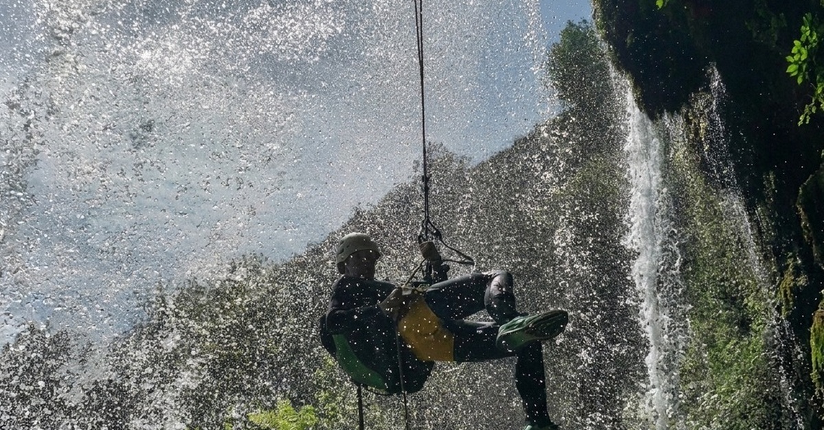 Actividad de barranquismo acuático en el Gorgo de la Escalera, Valencia