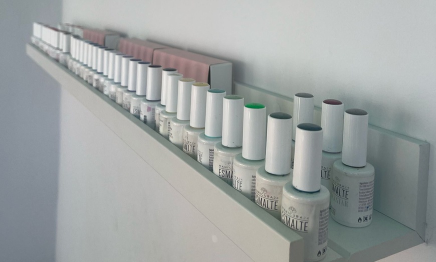 Image 17: Uñas listas: sesión de manicura o pedicura con esmalte semipermanente