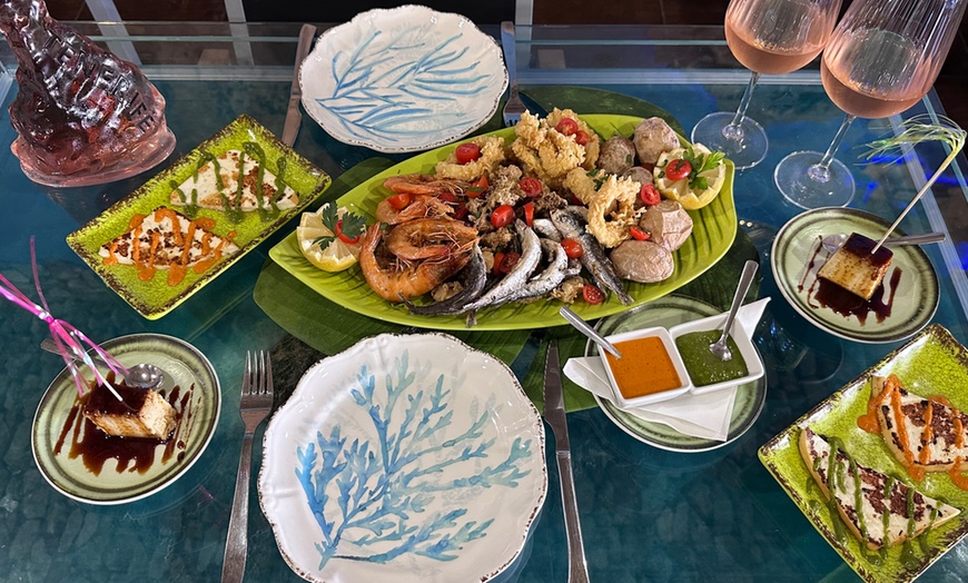 Image 2: Menú de parrillada de pescado con entrante, postre y botella de vino