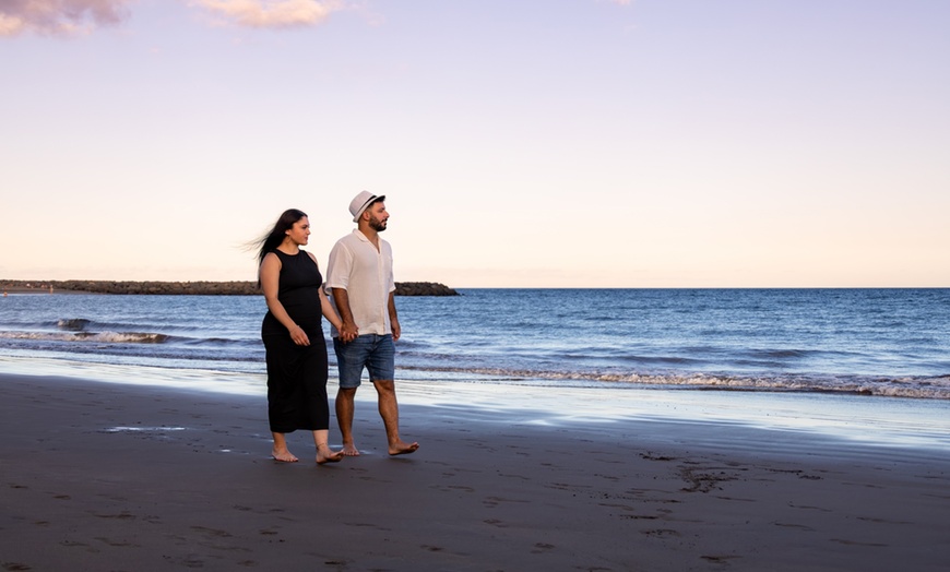 Image 2: Sesión fotográfica en exteriores con fotos editadas en alta resolución