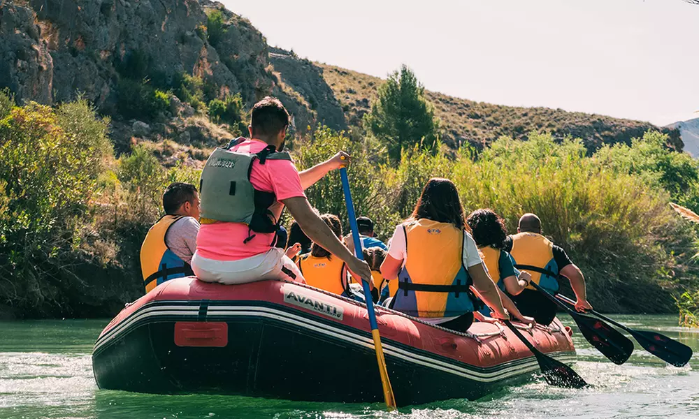 Rafting turístico por el río Segura en el cañón de Almadenes