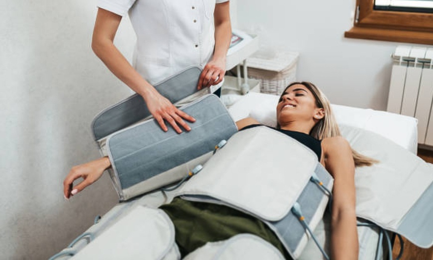 Image 2: 2 o 5 sesiones de combo reductor con 3 tratamientos en zona a elegir