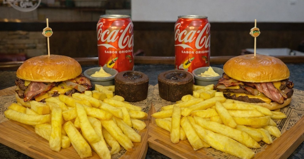 Menú de hamburguesa con patatas, postre y bebida en Asturias