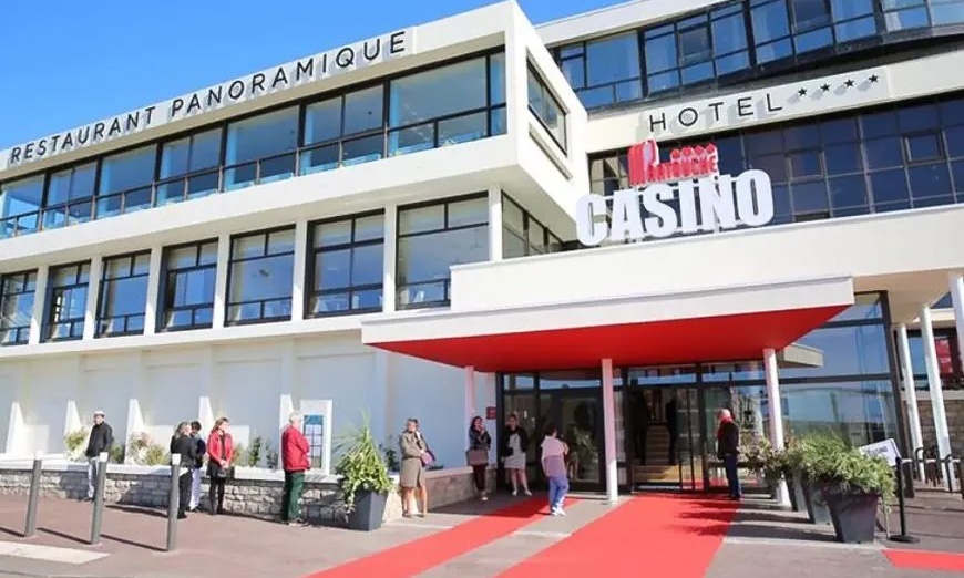 Image 1: Dieppe : 1 ou 2 nuits avec petit-déjeuner et crédit au Casino