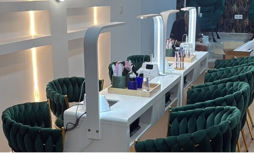 Image 2: Peluquería con lavado, masaje craneal y corte, peinado, tinte o mechas