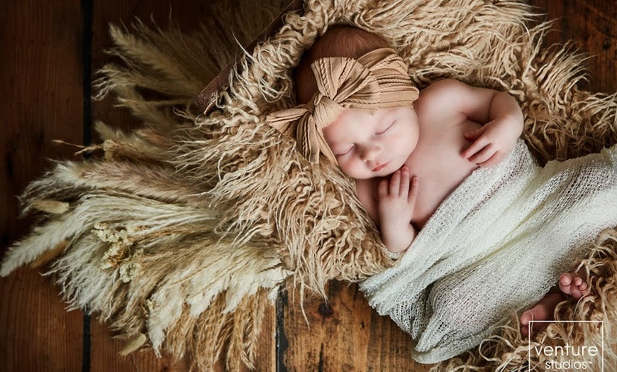 Image 3: Photoshoot with Framed Image