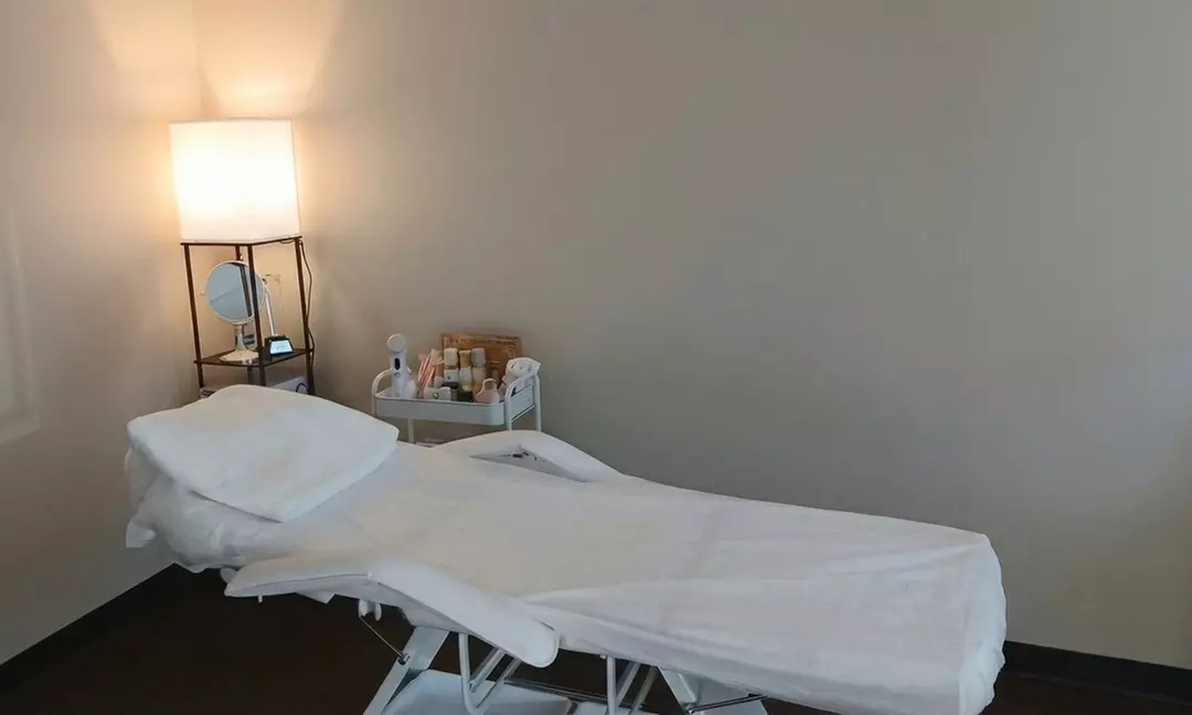 Glow Intro Facial Sessions with Customized Mask & LED Light Therapy