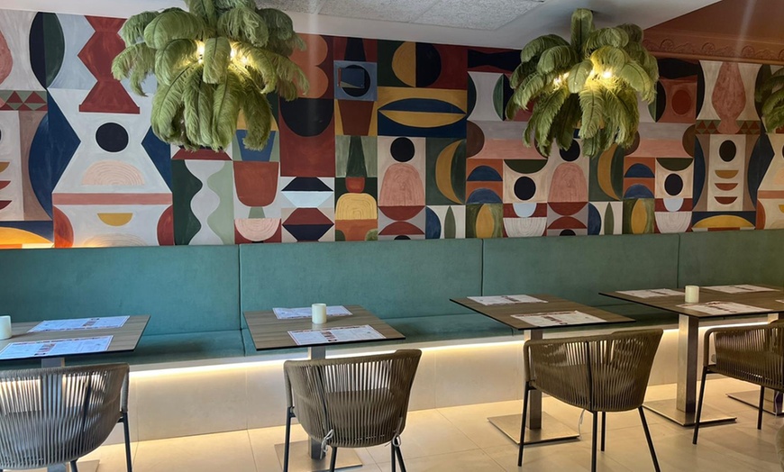 Image 3: Cata de vinos y quesos en el centro histórico de Valencia