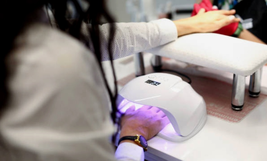 Image 3: ¡Cuidado total para tus uñas! Manicura, pedicura o uñas de gel para 1