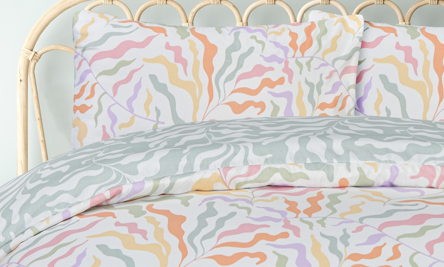 Image 5: Pastel Waves-Theme Duvet Set