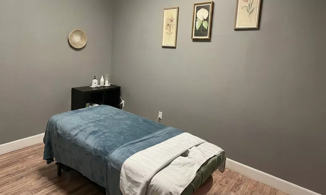 Solo/Couples: 45 Min Deep Tissue Massage w Hot Stone & Essential Oils
