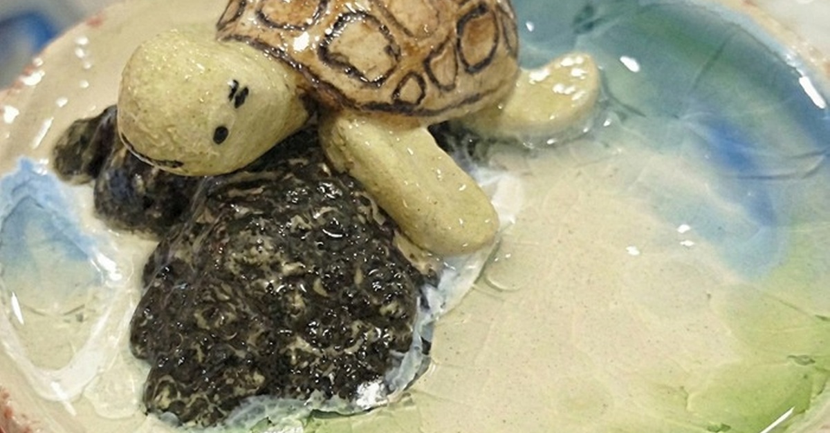Taller de cerámica con cristal fundido y bebida en Barcelona