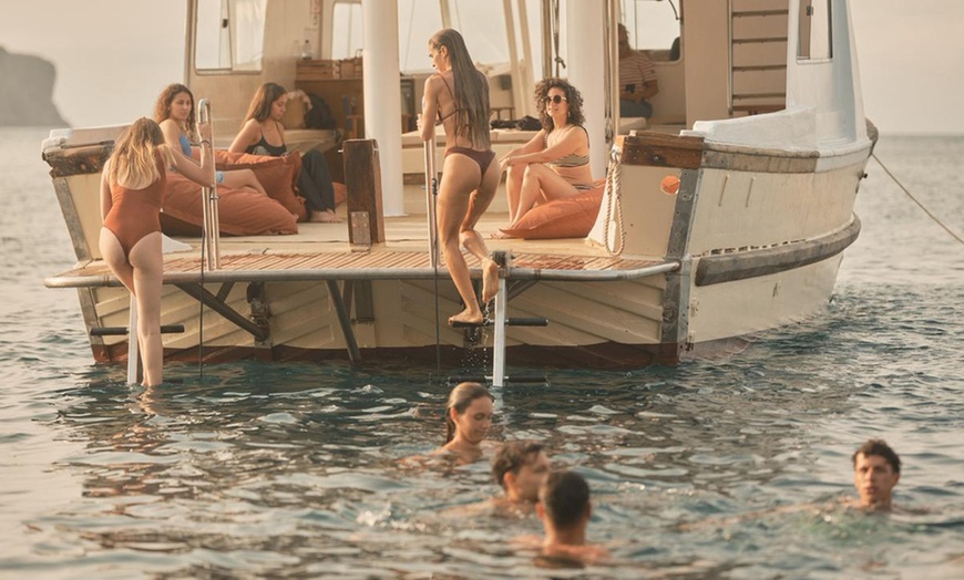 Image 2: Baño en las calas del parque Natural de les Illes Medes