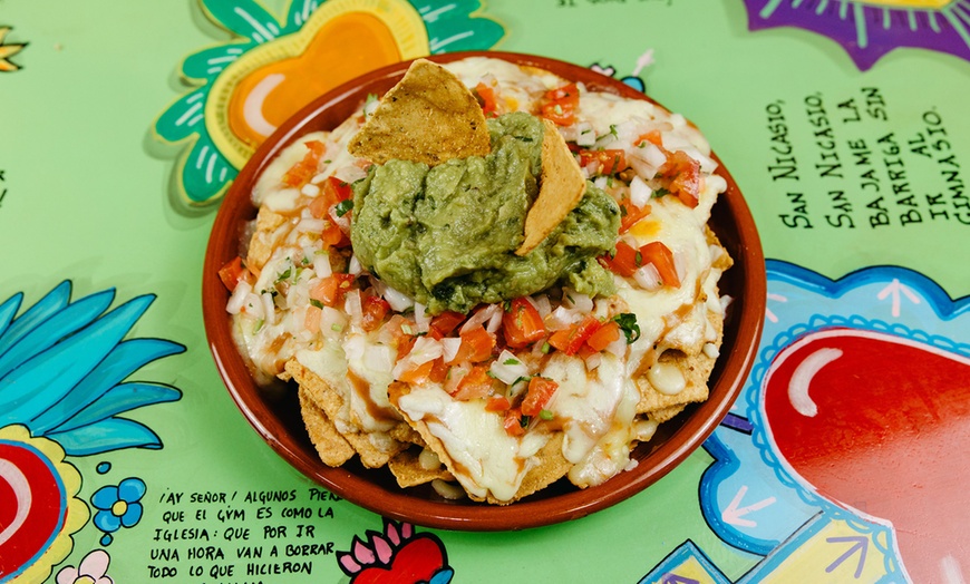 Image 1: Menú degustación mexicano con nachos, tacos y bebida para 2 personas 