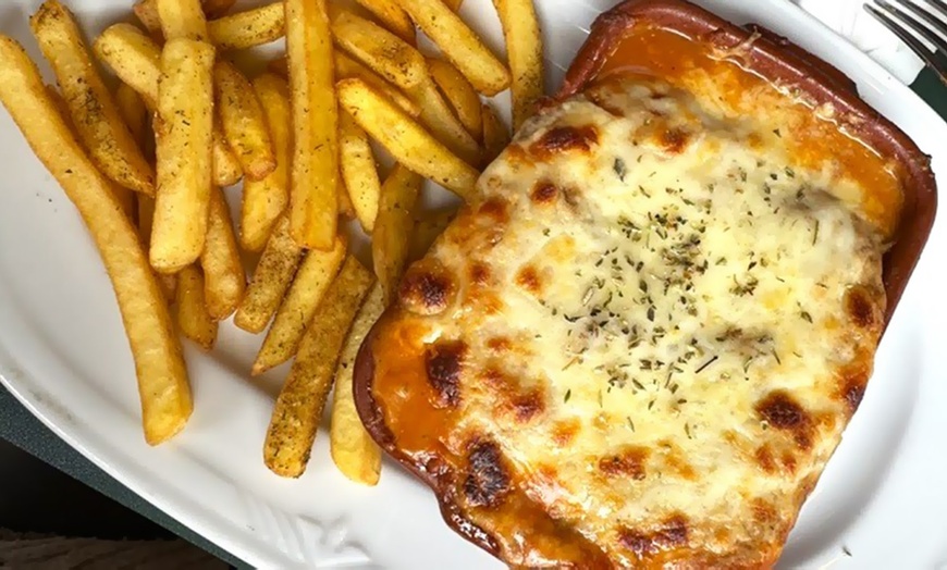 Image 9: Menú con gran variedad de platos y copa de vino para 2 o 4 personas