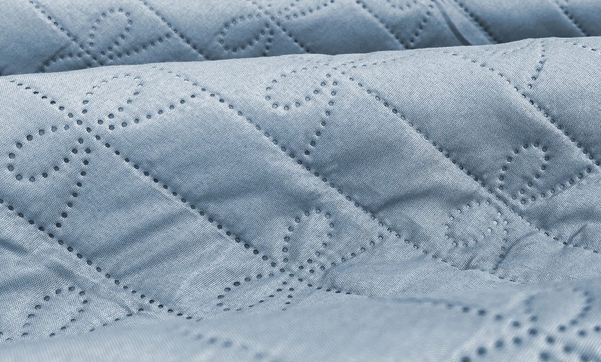 Image 2: Double Quilted Bedspread with Bow Design