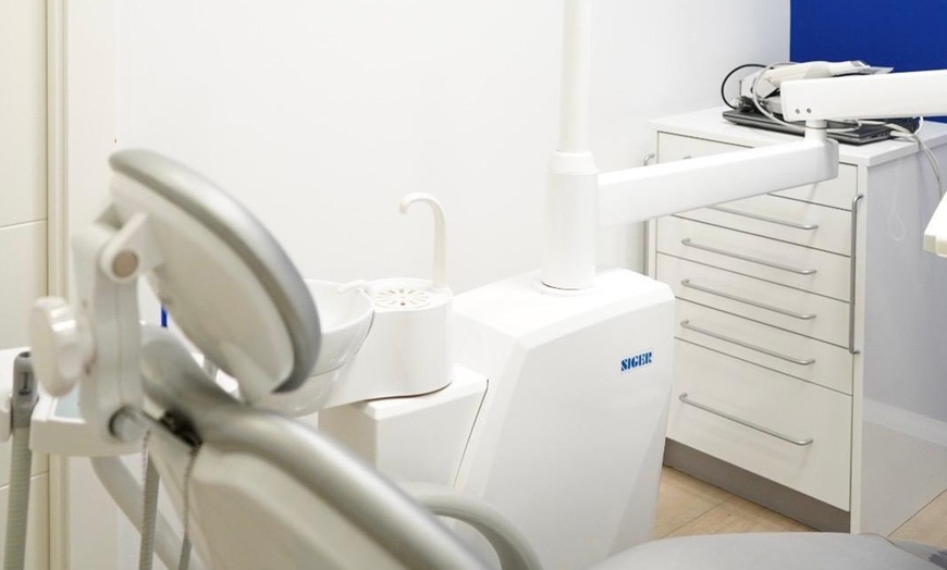 Image 3: 1 o 2 sesiones de blanqueamiento led con revisión para 1 persona