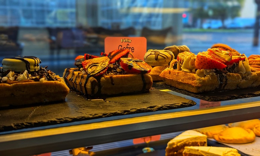 Image 13: Menú de brunch o merienda con platos salados, dulces, cafés y zumos