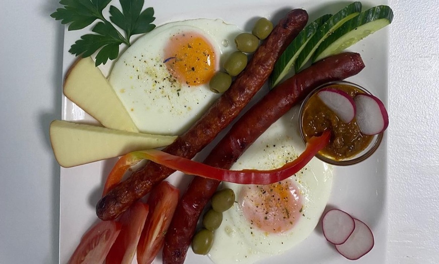 Image 1:  Frühstück nach Wahl inkl. Heißgetränk für 1, 2 oder 4 Personen