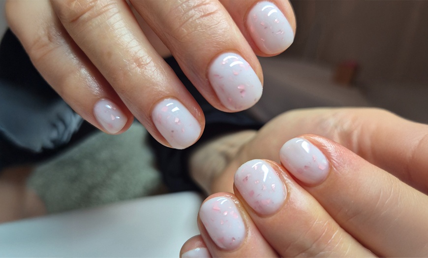 Image 7: Beauté des mains et/ou des pieds ou pose de gel avec extension ongles