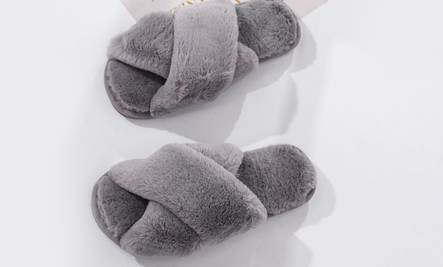 Image 5: Warm Faux Fur Women's Slippers