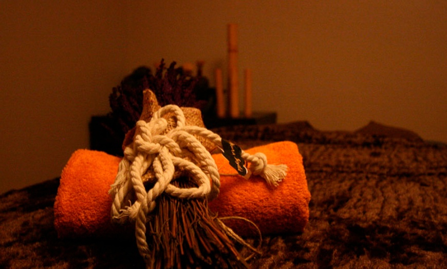 Image 7: Ritual de la Rosa de Sant Jordi con masaje relajante corporal y facial