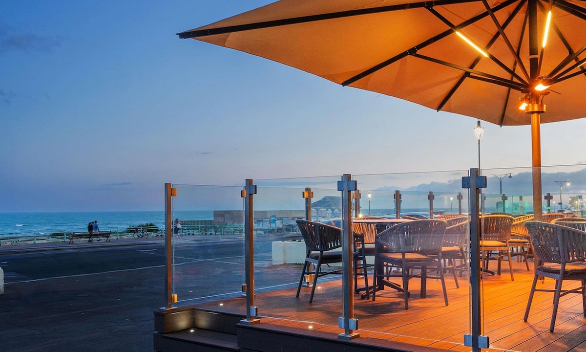Brighton: Seafront Stay for 2 with Breakfast, Welcome Drink & Dinner