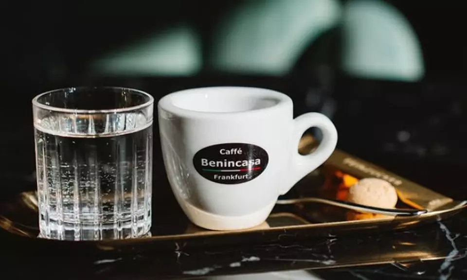 Italienisches Frühstück mit Croissant & Heißgetränk für 1 - 4 Personen