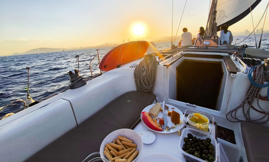 Image 10: Paseo en barco de vela con cava al atardecer para 2, 4 o 6 personas 