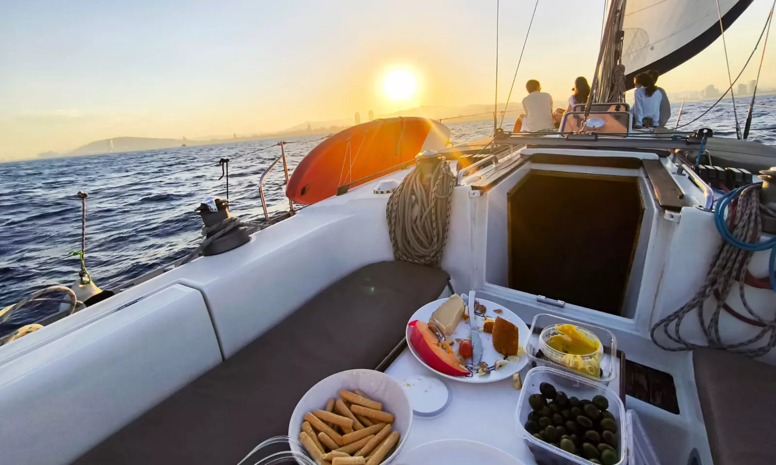 Paseo en barco de vela con cava al atardecer para 2, 4 o 6 personas