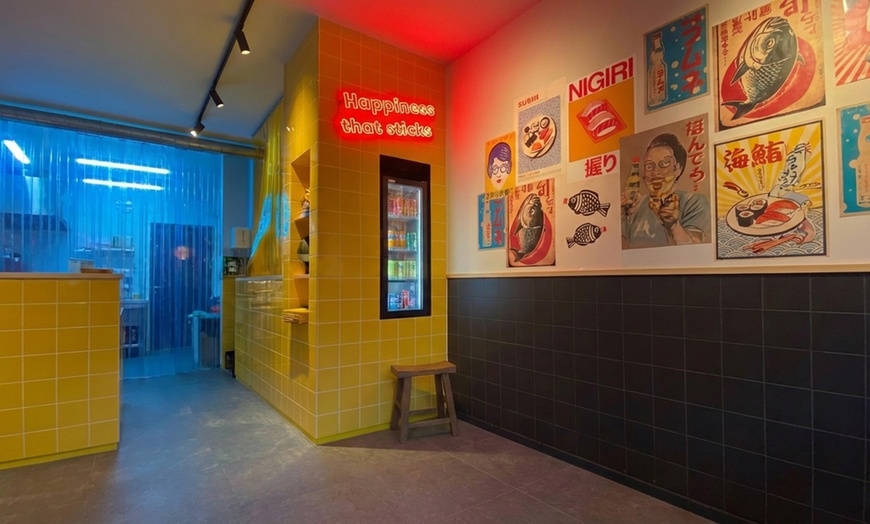 Image 5: Happiness that sticks: sushibox of poke bowl met snack afhalen