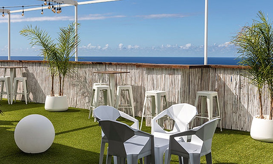 Image 9: Acceso con comida y bebida a rooftop con opción a mojito para 2