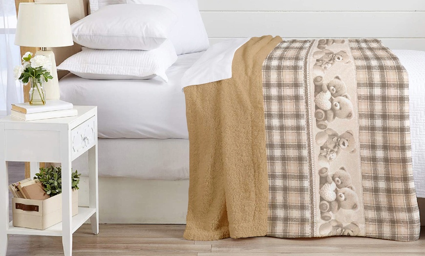Image 11: Ultrasoft sherpa & microfiber deken