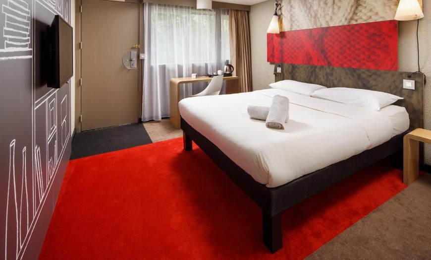 Image 2: Coventry: Double or Twin Room with Breakfast