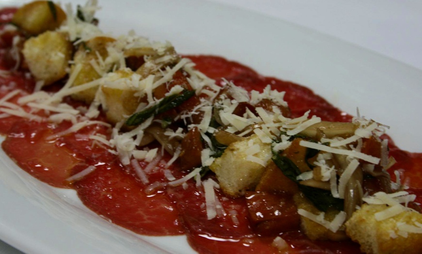 Image 3: Menú de tapas o menú prémium para 2 o 4 con vino y opción a cava