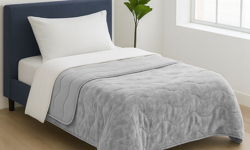 Image 13: Sprei met perzikhuid-behandeling