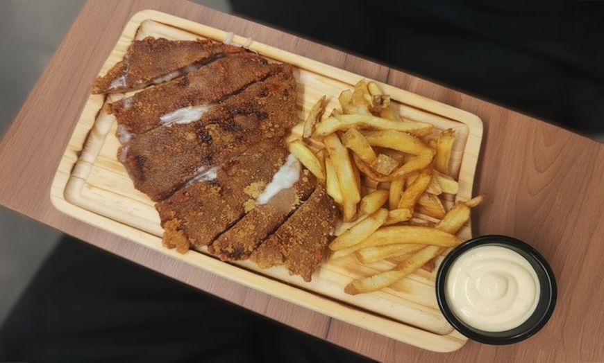 Image 8: Cena con espectáculo, cocktail, plato principal, postre y barra libre