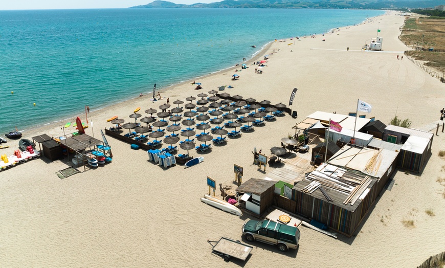 Image 5: Transats, parasol et boisson pour 2 à la Plage Privée Club Emeraude