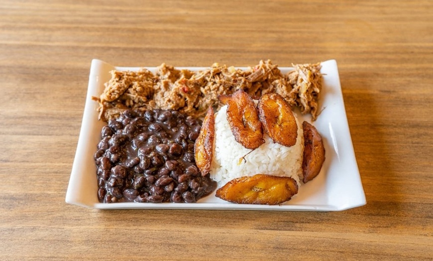 Image 16: Menú venezolano de arepas o parrillada a elegir para 2 o 4 personas