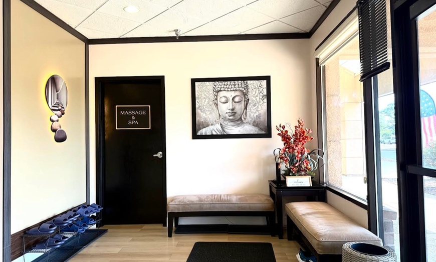 Image 5: 60- or 90-Min Couples Massage with Hot Towels + Foot Detox