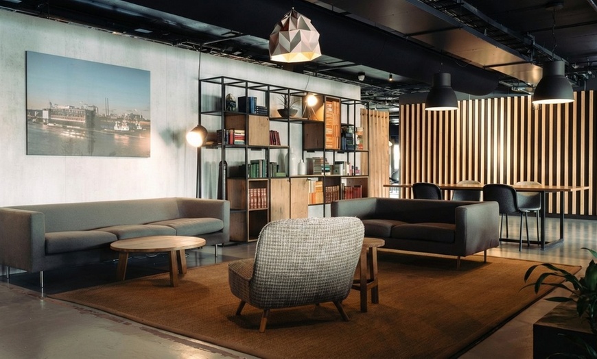 Image 2: London: Waterfront Floating Hotel Stay for 2